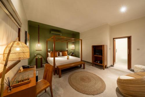 1 dormitorio con cama y pared verde en Rouge - Villas Ubud, en Ubud