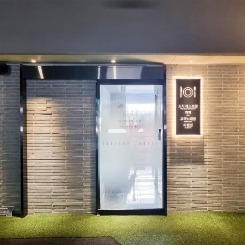 uma porta para um edifício com um sinal em Daegu Seongseo Hotel Series 5.0 em Daegu