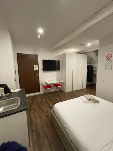 Pokój hotelowy z łóżkiem i umywalką w obiekcie Luxury 2 al duomo di parma w mieście Parma