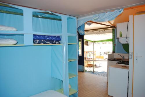 Kuchyň nebo kuchyňský kout v ubytování Camping Village Canapai