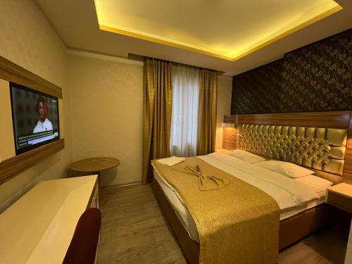Televisyen dan/atau pusat hiburan di Grand Ezel Hotel