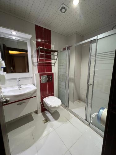 Bilik mandi di Grand Ezel Hotel