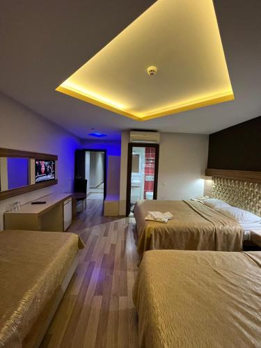 Katil atau katil-katil dalam bilik di Grand Ezel Hotel