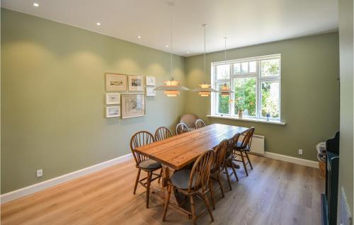 Galería fotográfica de 6 Bedroom Beautiful Home In Anholt en Anholt