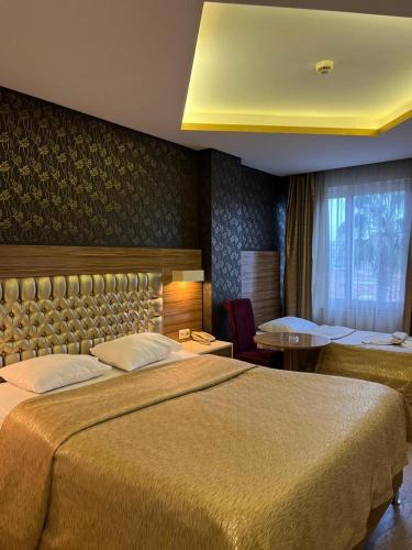 Katil atau katil-katil dalam bilik di Grand Ezel Hotel