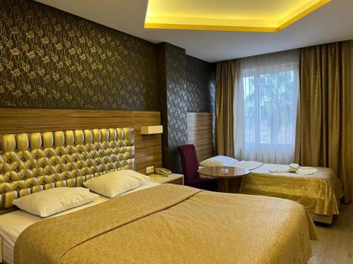 Katil atau katil-katil dalam bilik di Grand Ezel Hotel