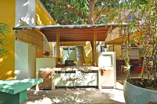 budynek ze stołem i lodówką na dziedzińcu w obiekcie Hotel Villa Des Gouverneurs w mieście Puducherry