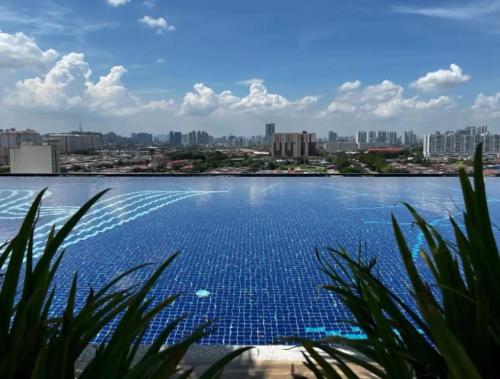 een uitzicht op een grote hoeveelheid water met een stad bij 5 min Sunway Lagoon PJ KL Cosy Stylish Suite Big Pool in Petaling Jaya
