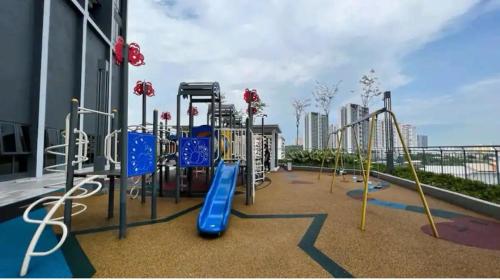 um parque infantil com um escorrega azul e baloiços em 5 min Sunway Lagoon PJ KL Cosy Stylish Suite Big Pool em Petaling Jaya