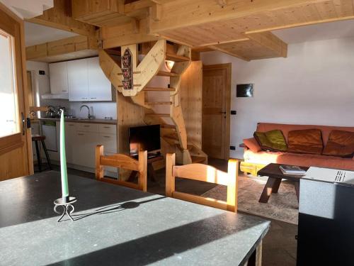 m&m cabins في Gordona: مطبخ وغرفة معيشة مع درج حلزوني