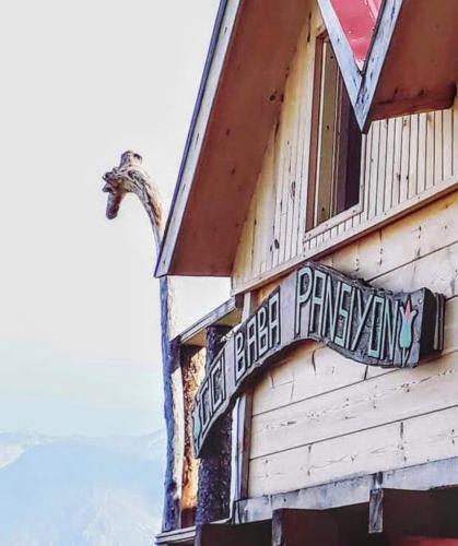 ein Schild an der Seite eines Gebäudes in der Unterkunft CiciBaba DağEvi in Rize