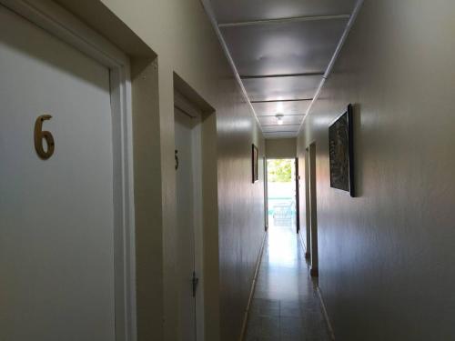 a hallway with a ceiling and a hallwayngthngthngthngthngthngth at Entire 6-Bedroom Villa Free parking with Fast Wifi in Discovery Bay