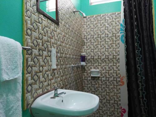 a bathroom with a sink and a mirror at Entire 6-Bedroom Villa Free parking with Fast Wifi in Discovery Bay
