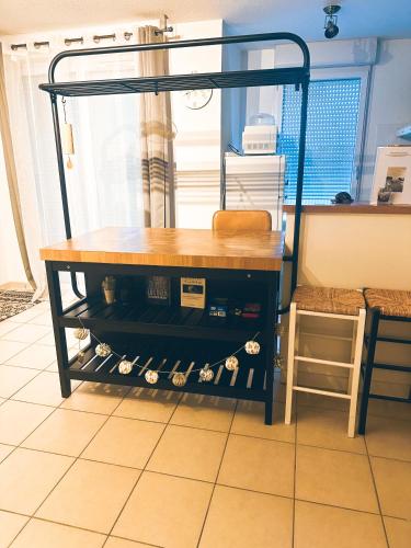 - un casier à vin avec des bouteilles de vin dans l'établissement Appartement lumineux, de 2 à 4 personnes avec piscine, à Plaisance-du-Touch