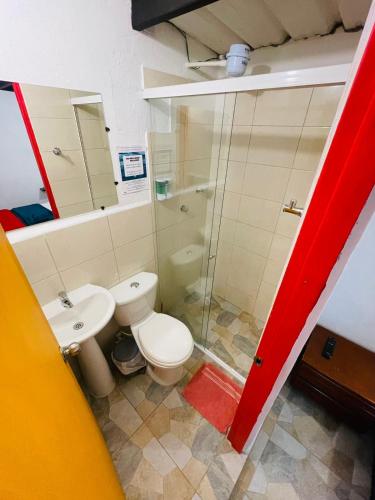 a bathroom with a toilet and a sink and a shower at Hotel Marrokos Aeropuerto José María Córdova in Rionegro