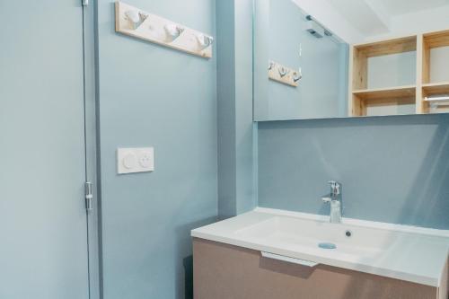 uma casa de banho com um lavatório e um chuveiro em CIS-Ethic Etapes de Val Cenis em Lanslebourg-Mont-Cenis