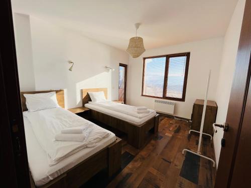 A bed or beds in a room at Farmhopping Village