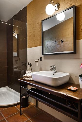 a bathroom with a sink and a shower and a tub at Casa Rural El Caldero Sierra de Béjar in Sorihuela