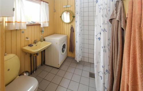 y baño con aseo, lavabo y ducha. en Beautiful Home In Sams With Kitchen en Kolby Kås