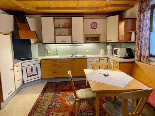 奧布斯泰格的住宿－Ferienwohnung Martha，厨房配有桌子和桌椅