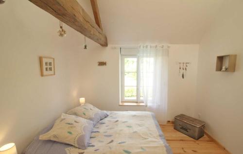 um quarto com uma cama e uma janela em La Meunière 2 em Montmerrei