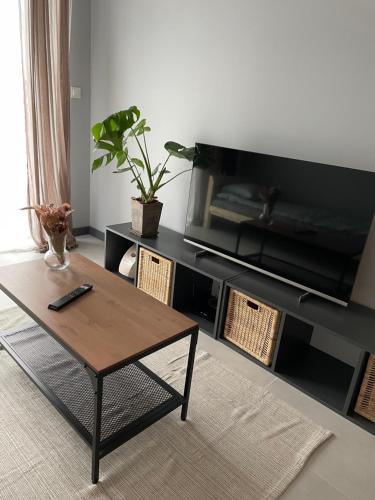 a living room with a coffee table and a flat screen tv at Przytulny Apartament, self check-in, blisko lotniska in Trzebownisko