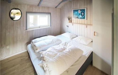 Un pat sau paturi într-o cameră la 2 Bedroom Beautiful Home In Sams