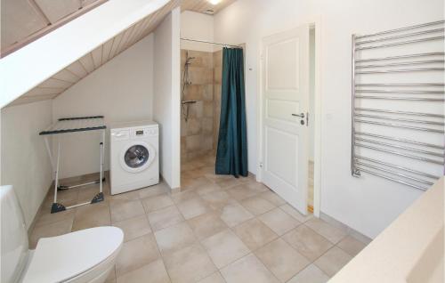 uma casa de banho com um WC e uma máquina de lavar e secar roupa em Amazing Apartment In Sams With Wifi em Ballen