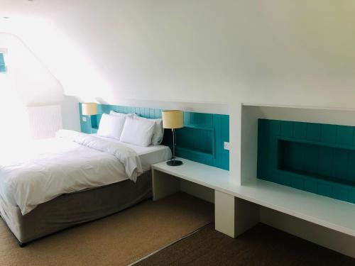 Postel nebo postele na pokoji v ubytování Connemara Sands Hotel & Spa
