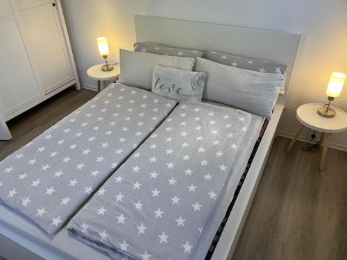 Bett in einem Zimmer mit 2 Tischen in der Unterkunft Metter in Bietigheim-Bissingen