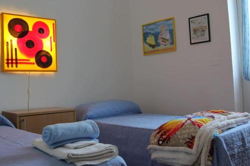 - une chambre avec un lit et une peinture murale dans l'établissement Verde e tranquillità a Fucicchie, à Cagli