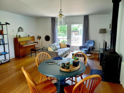 a living room with a table and chairs at Natuurhuisje Wolterholten in Baars