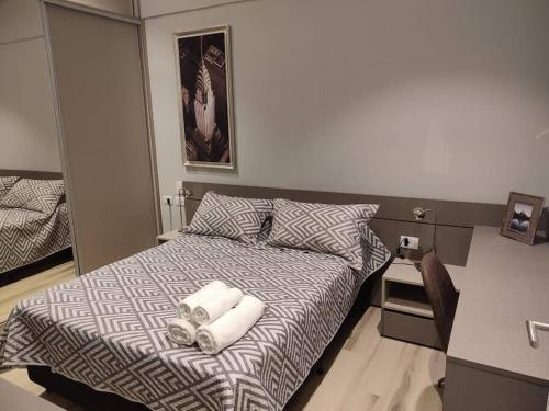 - une chambre avec un lit et des serviettes dans l'établissement Departamento Céntrico y Moderno, à Posadas