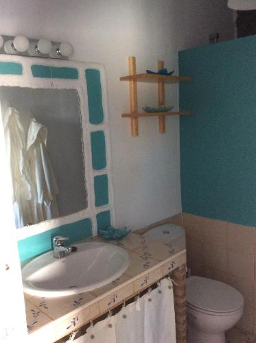 モハカルにあるApartment Mojacar Pueblo Rentalsのバスルーム(洗面台、トイレ付)