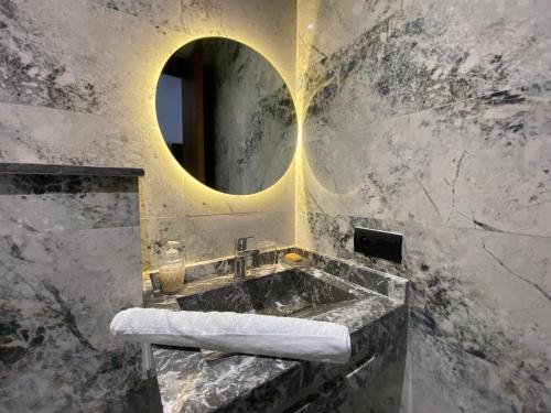 a bathroom with a sink and a mirror at Appartement Cosy et chaleureux - Casablanca centre in Casablanca