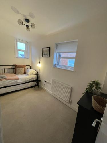 sypialnia z łóżkiem i oknem w obiekcie Seaview flat with balcony, spacious 2 bedroom w mieście Worthing