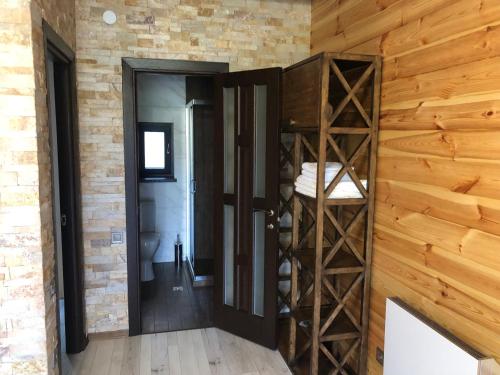 um quarto com uma parede de madeira, uma porta e uma prateleira em Panorama em Slavske