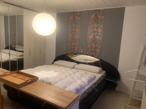 een slaapkamer met een bed, een tafel en een spiegel bij Fewo Zerbe Adendorf in Adendorf