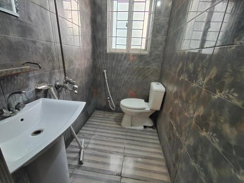 Koupelna v ubytování Apartment near to Shaukat khanaam lahore