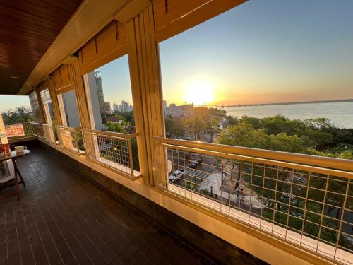 balcón con vistas al océano y a la puesta de sol en Bitcoins House Costanera en Corrientes
