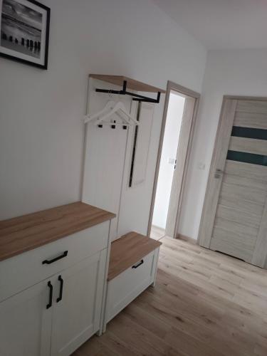 un bagno con tavolo da trucco, specchio e armadio di Apartament 41 a Rumia