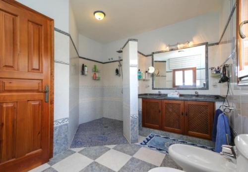 Vonios kambarys apgyvendinimo įstaigoje Beautiful villa with pool near Casarabonela