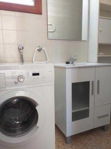 a kitchen with a washing machine and a sink at El nispero in Peniscola