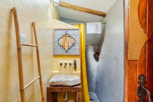 Baño pequeño con lavabo y espejo en Marina Blue - Apartments & Suites, en Setúbal