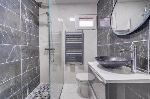FronsacにあるMaison chaleureuse et neuve 90m2 à 5min du centre de Libourneのバスルーム(洗面台、ガラス張りのシャワー付)