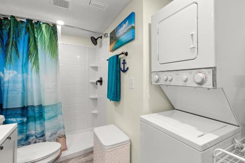 uma casa de banho com um WC e uma cortina de chuveiro em Madeira Beach Yacht Club 357H em St Pete Beach