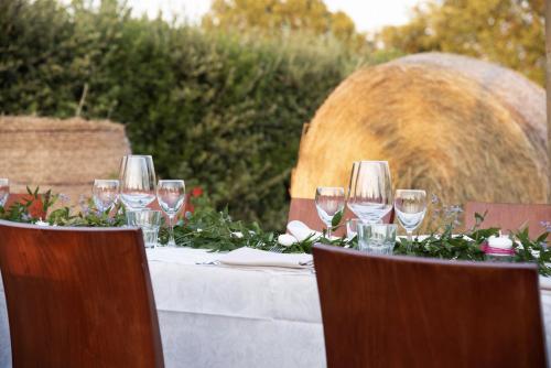 a table with wine glasses on top of it at Agriturismo Podere La Rocca in Abbadia di Montepulciano
