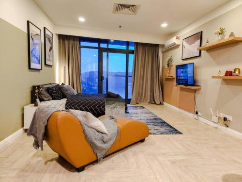 ein Schlafzimmer mit einem Bett und einem großen Fenster in der Unterkunft KL Superior Room Empire City Marriott - Self C-In in Petaling Jaya