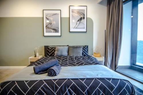 ein Schlafzimmer mit einem großen Bett mit zwei Kissen darauf in der Unterkunft KL Superior Room Empire City Marriott - Self C-In in Petaling Jaya