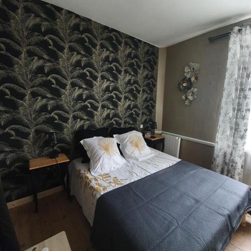 een slaapkamer met een bed met een muurschildering bij Villa Etiennette 1 in Le Crotoy